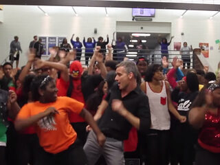 Leraar danst 'Uptown Funk' met zijn leerlingen