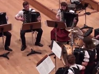 Trance nummer 'Sandstorm' op accordeons