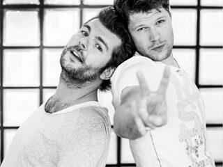 Causes met 'Teach Me How To Dance With You' is SuperCrazyTurboTopHit