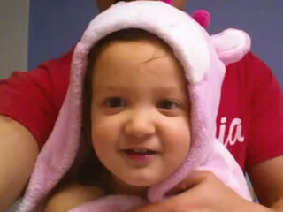 Kleuter doet heavy metal versie van alfabet