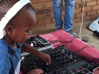 Kleuter DJ rockt the wheels of steel