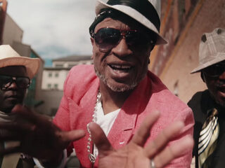 Funky opa's en oma's coveren 'Uptown Funk'