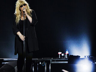 Anouk houdt zich muzikaal staande in rumoerige Ziggo Dome