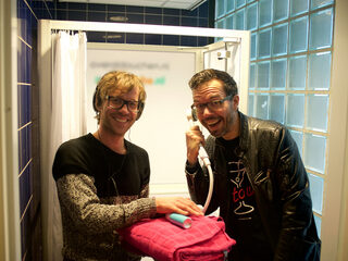 Michiel is jarig en krijgt een douchecabine!