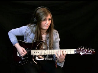 Dit meisje rockt op haar gitaar