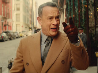 Tom Hanks showt zijn moves in clip Carly Rae Jepsen