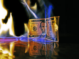 Je geld in rook op zien gaan is Nooit Grappig