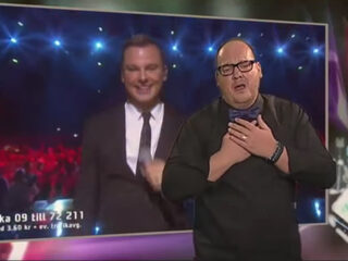 Deze tolk leeft zich helemaal in