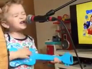 Kindje zingt 'Thinking Out Loud' vol overgave