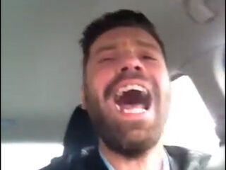 Timur zingt in de auto lekker mee met 3FM