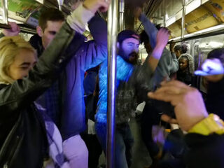 Voetjes van de vloer in de metro