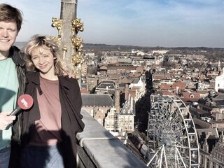 Jacqueline Govaert krijgt een klokkenspel van Lex voor haar verjaardag