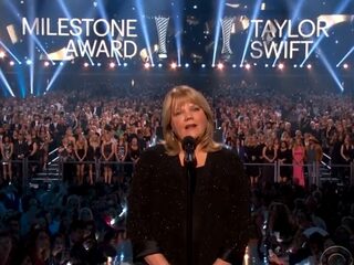 Emotionele mama Swift reikt award uit aan dochter