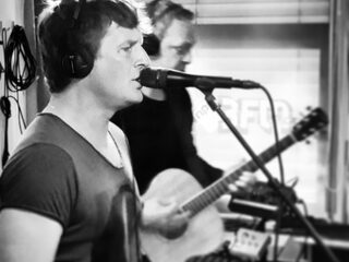 Bart van Racoon met zijn hoed in museum