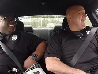 Zingende agent is terug, mét bijrijder!