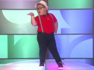 Jongetje schudt alles wat hij heeft op 'Bang Bang'