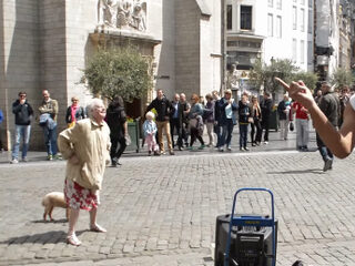 Oma swingt de steunkousen uit d'r sandalen