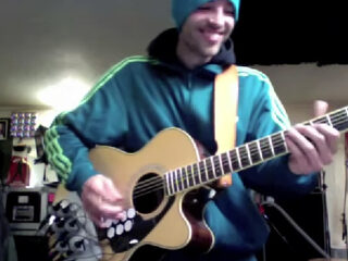 Muzikant multitaskt met gitaar-drumstel uitvinding