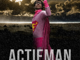 Actieman Giel Beelen blaast 38 kaarsjes uit