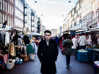 Douwe Bob wil een horseypoez zijn...