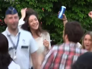 Agent heeft moeite niet te dansen tijdens optreden