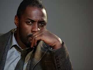 Luther-hoofdrolspeler blijkt heel aardig te kunnen rappen