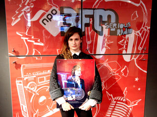Christine and the Queens krijgt Gouden Plaat bij Giel