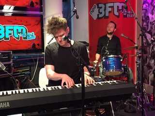 Causes primeurde 'Walk On Water' live bij Giel