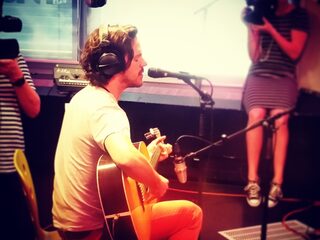 Jack Savoretti covert 'Love Me Like You Do' als geen ander