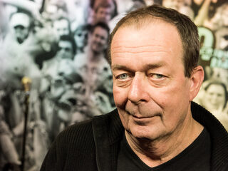 Thé Lau is overleden