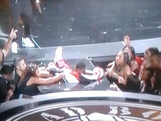 Haha! P. Diddy onderuit en verdwijnt in gat