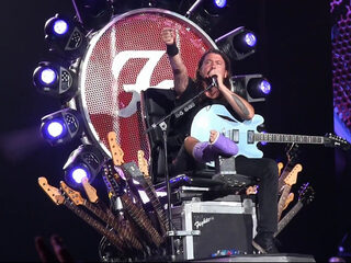 Dave Grohl treedt op vanaf een gigantische troon