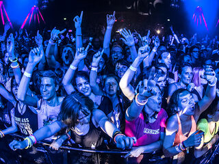 DJ neemt complete dansvloer in de zeik