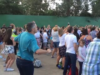 Vader swingt de pan uit