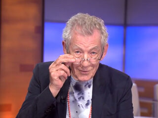 Ian McKellen leest teksten 'Bad Blood' en 'Uptown Funk'