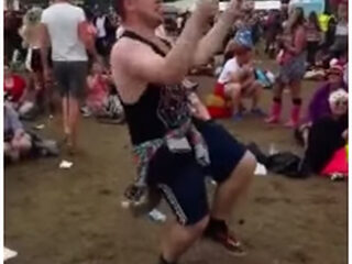 Enthousiaste festivalbezoeker pakt dansmoment