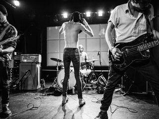 Mark gaat voor de alles-moet-kapot-gitaren van Plague Vendor