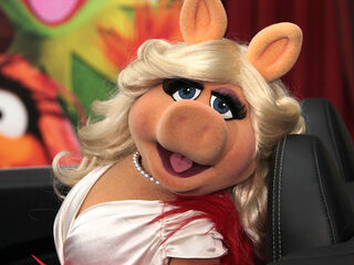 Miss Piggy zingt 'Bitch Better Have My Money' van Rihanna - video!