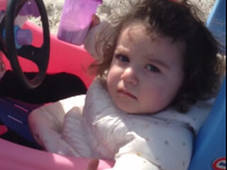 Vader vindt kleuter met drank op achter het stuur