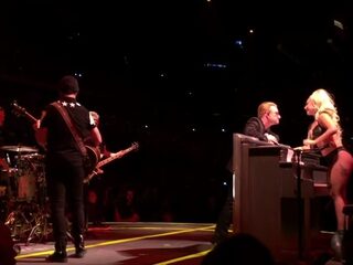 Lady Gaga zingt 'Ordinary Love' live met U2
