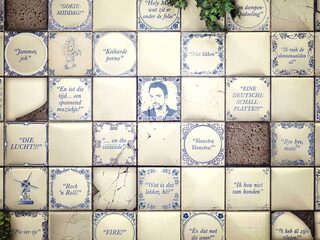 Gerard Ekdom ondergedompeld in afscheidspresentjes