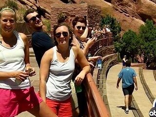 Sam Smith photobombt een lokale nieuwsuitzending