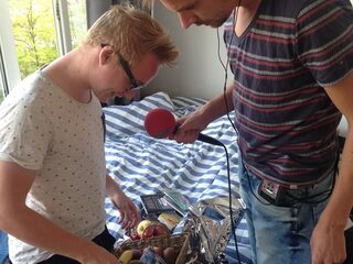 Thijs verrast zieke Harm met muzikale fruitmand