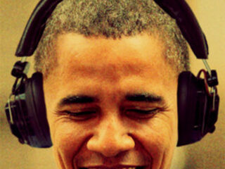 Hier luistert president Obama naar op vakantie