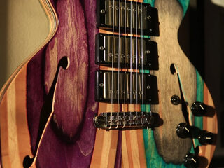 Skateboarder bouwt gitaren