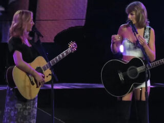 Phoebe & Taylor Swift doen samen 'Smelly Cat'
