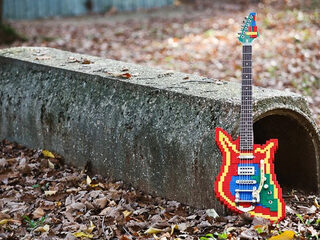 Moet je kijken: Man bouwt Lego-gitaar