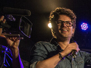 Doorprikken naar de slotgracht (en Paul doet Benny Hill)