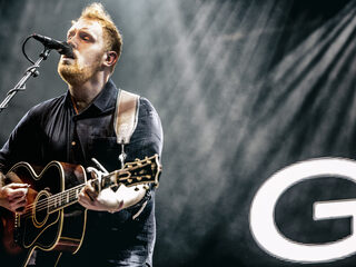 Gavin James vertelt bij Giel over zijn moeilijke schooltijd