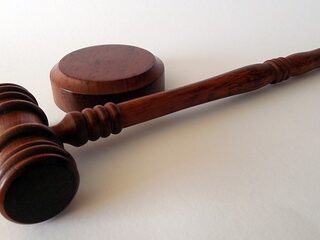 Van kunstnagels tot een zakje lucht: 8 vreemde veilingitems